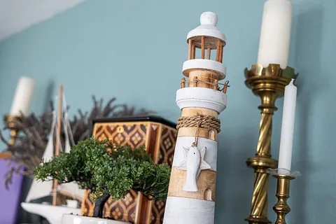 Weiße Lilien zusammen mit roten Rosen